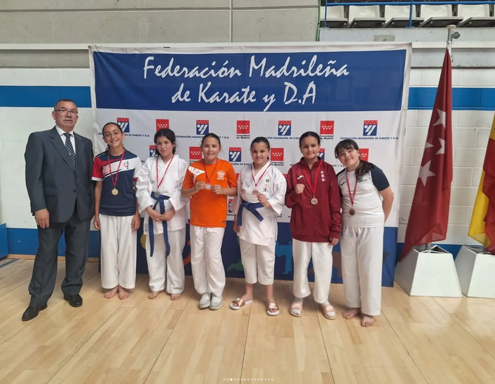 Podio femenino de los Juegos Deportivos DEUKO con representantes del club