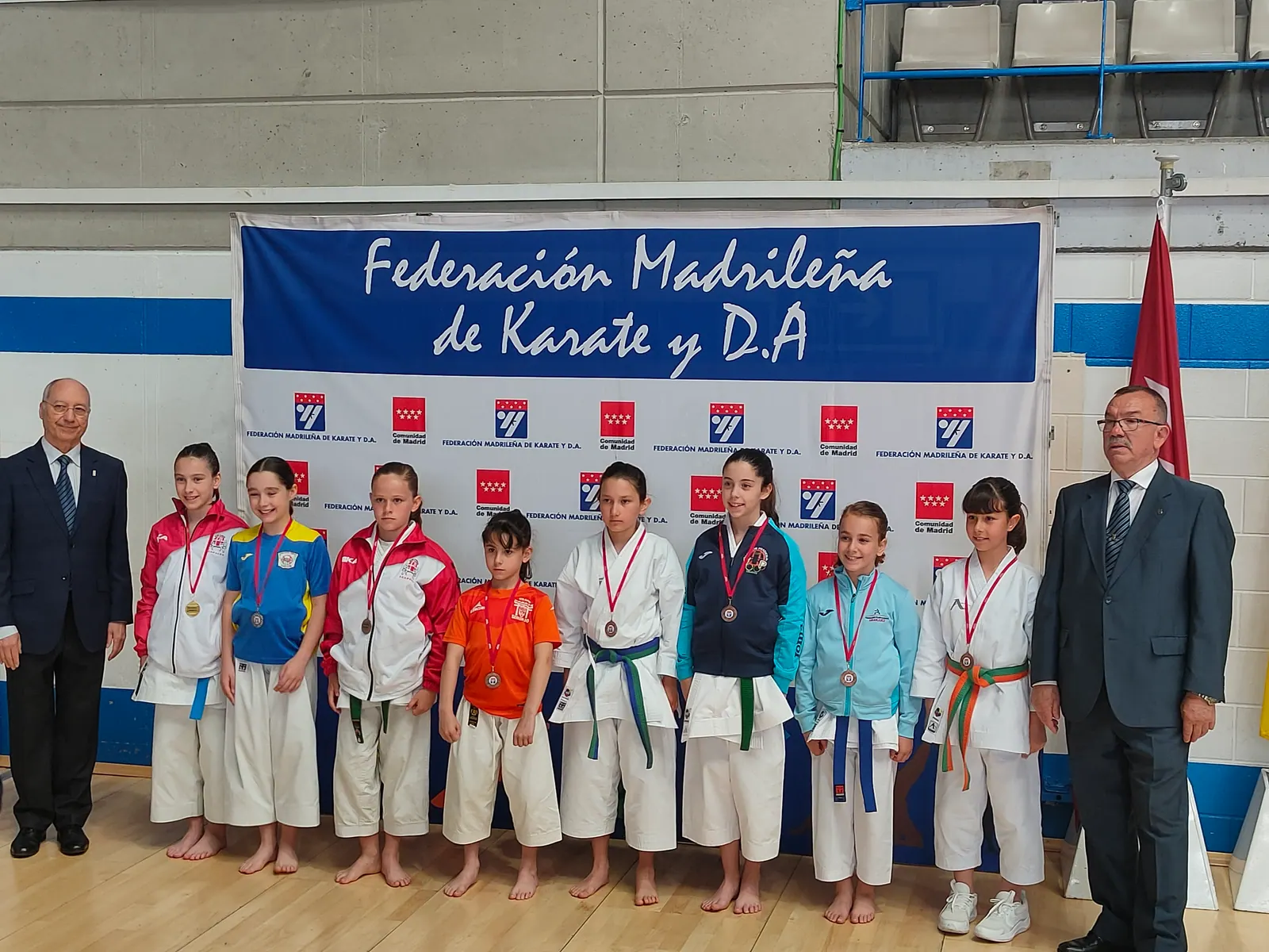 Participantes del Club Karate Aranjuez en el podio de los Juegos Deportivos DEUKO
