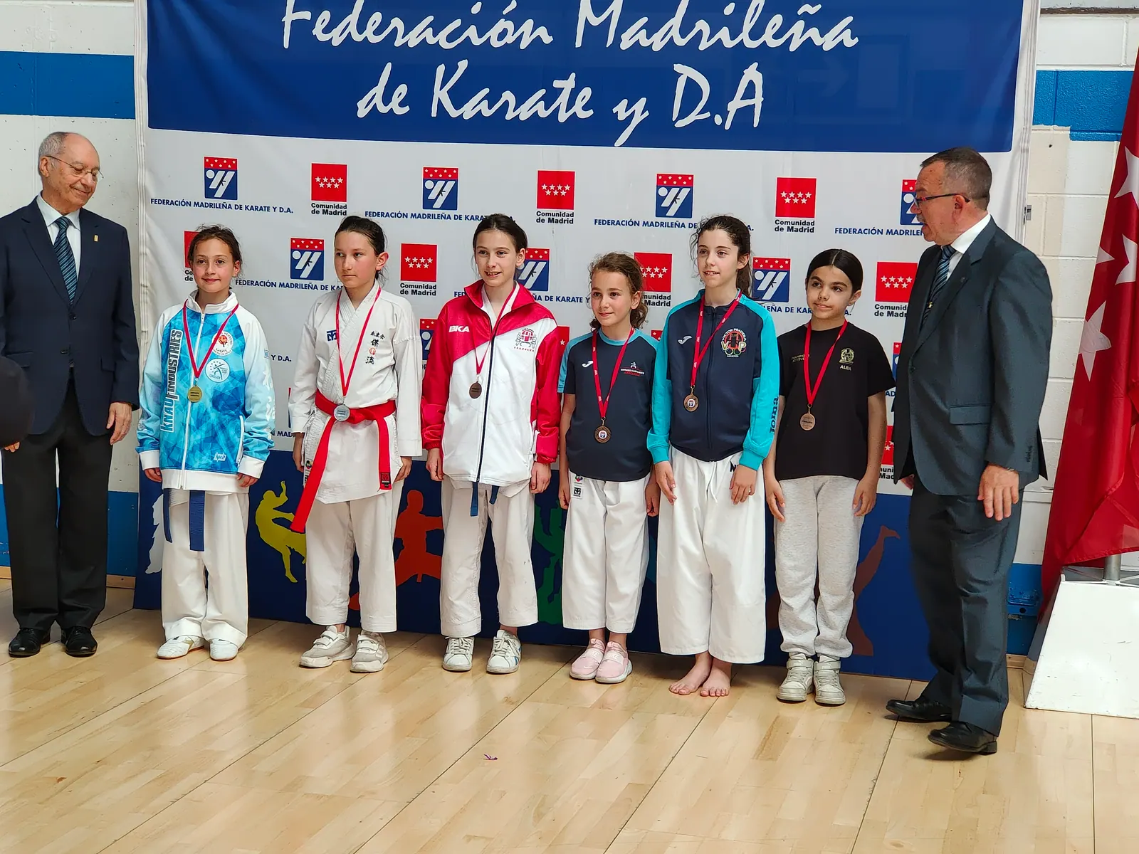 Competidoras de kumite en el podio de la segunda fase DEUKO