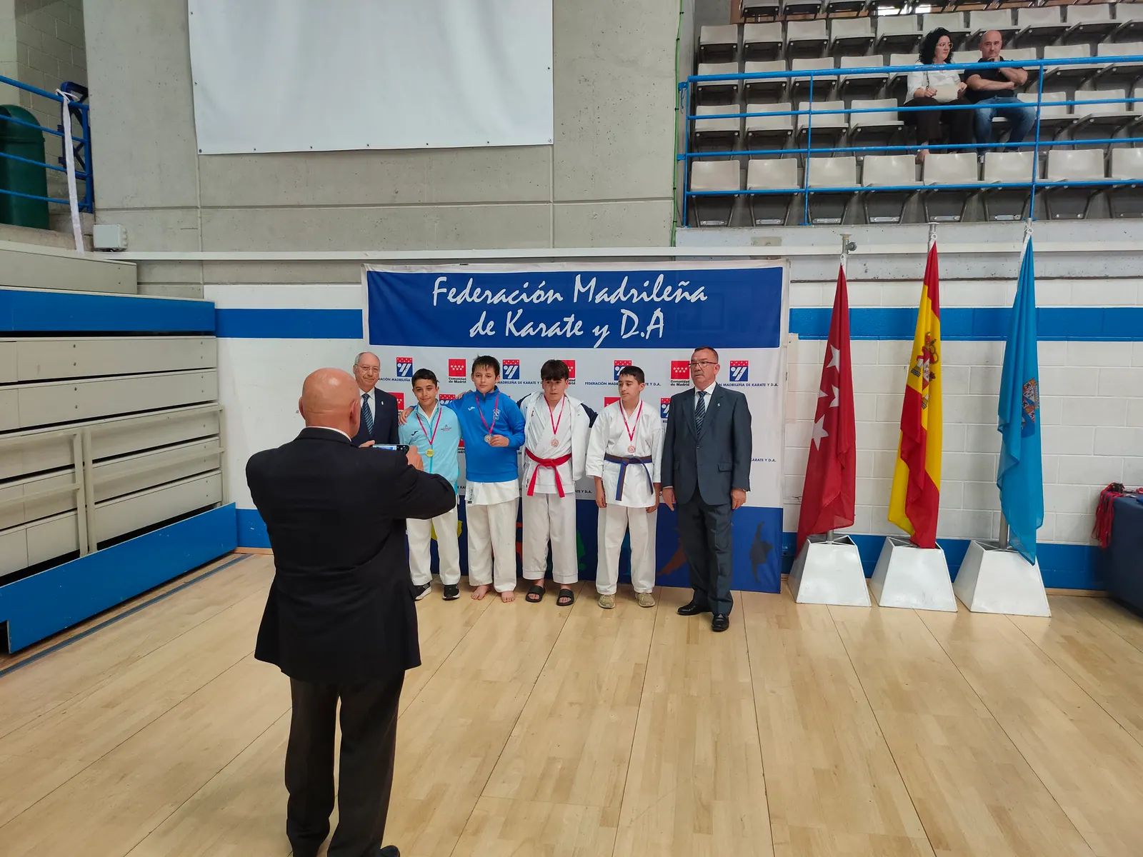Grupo de competidores en la segunda fase de los Juegos Deportivos DEUKO