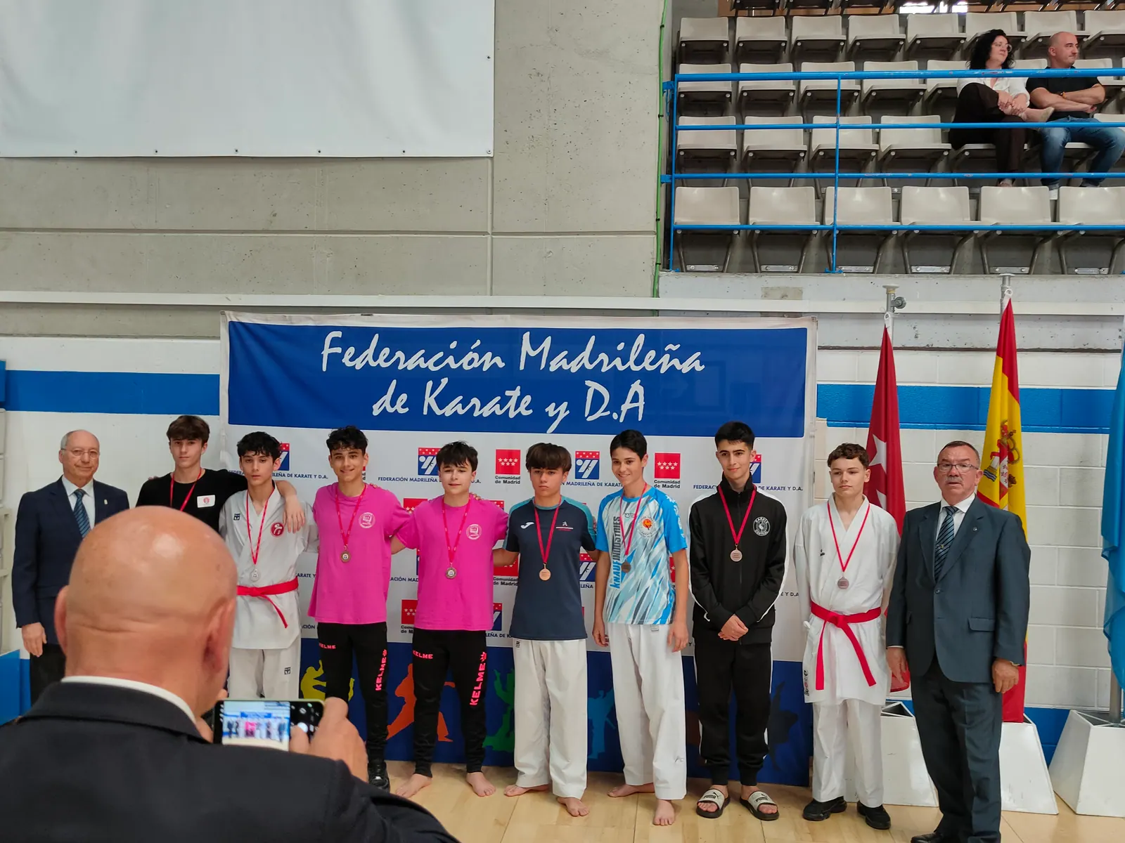 Competidores juveniles en el podio de DEUKO