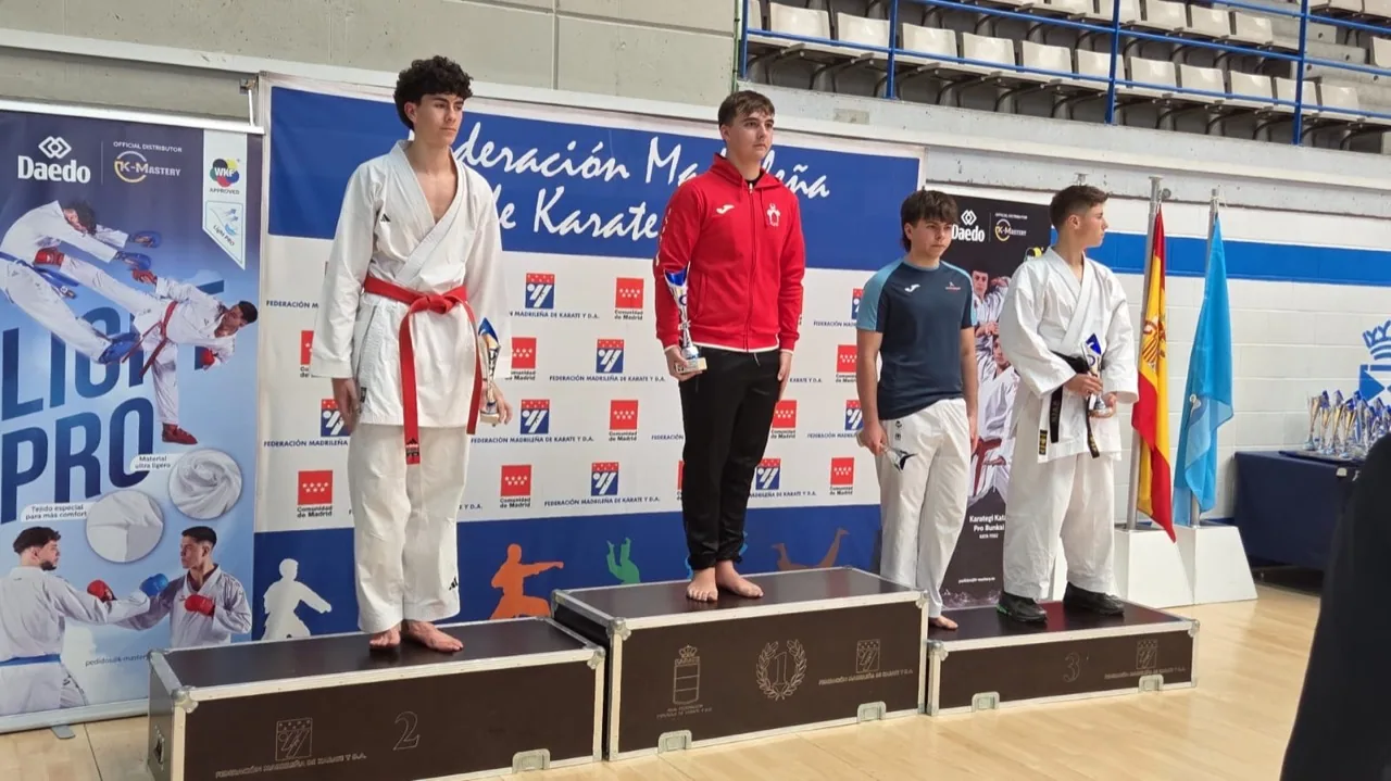 Competidores de kumite en el podio del Trofeo de Tecnificación de Primavera